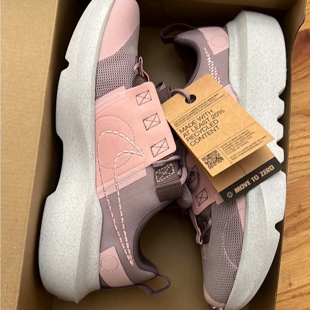 Nike pink sneaker